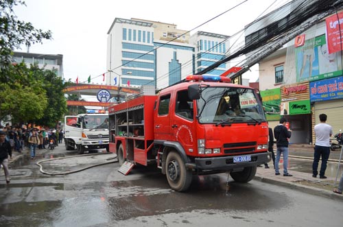 Cháy nhà hàng liền kề trường học, sơ tán HS khẩn cấp - 4