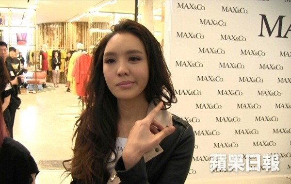 Bất ngờ vì mặt lệch, mồm méo của "người đẹp" showbiz - 1