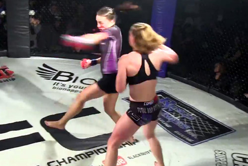 Nữ võ sĩ MMA xoay 360 độ đấm knock-out đối thủ - 1