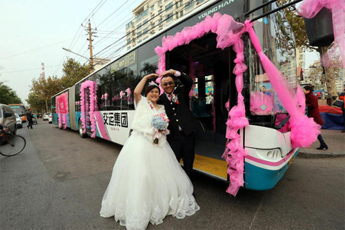 TQ: Chú rể rước dâu bằng xe buýt dài 18m - 1