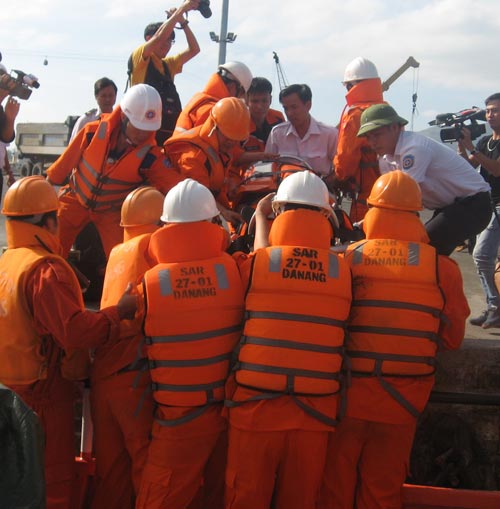 Cứu nạn máy trưởng tàu nước ngoài tại biển Khánh Hòa - 1