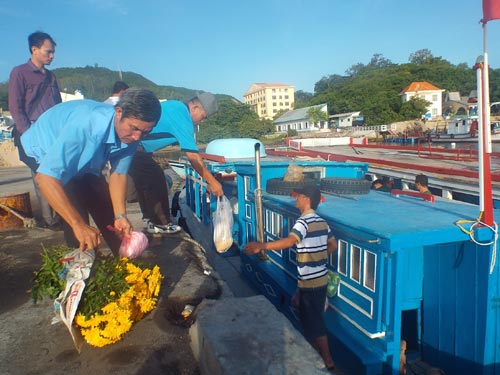 Điều thêm tàu tham gia tìm 8 thuyền viên mất tích - 2