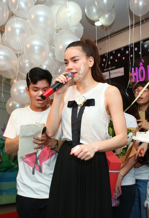 Hà Hồ hạnh phúc đón sinh nhật sớm cùng fan - 5