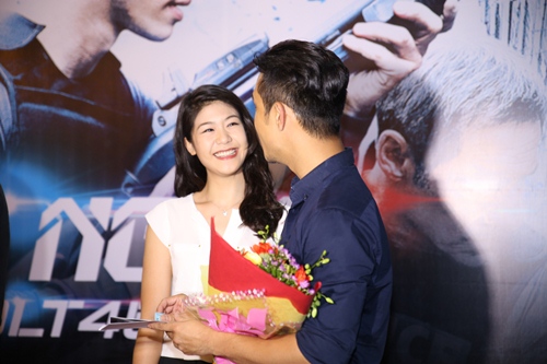 Trương Thế Vinh tình cảm đi xem phim cùng bạn gái phi công - 3