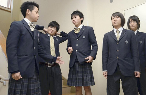 Nhật Bản: 117 nam sinh mặc váy đồng phục tới lớp - 1