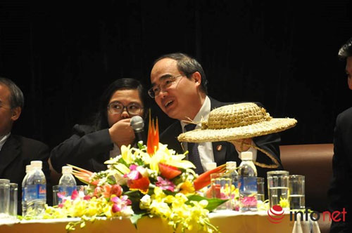 GS Nguyễn Thiện Nhân mang mũ rơm tới trường Ams - 2