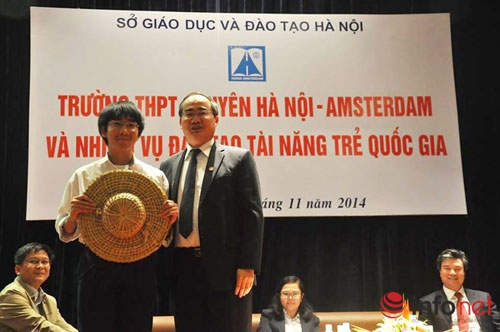 GS Nguyễn Thiện Nhân mang mũ rơm tới trường Ams - 3