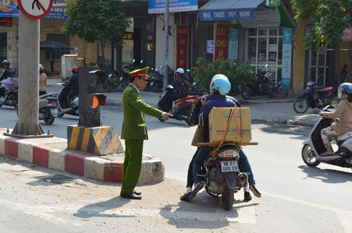 Dân ngỡ ngàng khi bị phạt vì đi bộ ở đường trên cao - 6