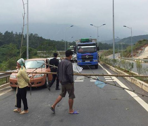 Dân chắn đường cao tốc Nội Bài – Lào Cai gây ách tắc - 1