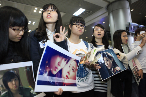 "Hoàng hậu" Ha Ji Won được fan vây kín sân bay Nội Bài - 7