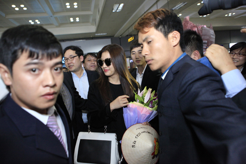 "Hoàng hậu" Ha Ji Won được fan vây kín sân bay Nội Bài - 11