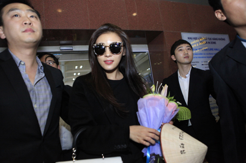 "Hoàng hậu" Ha Ji Won được fan vây kín sân bay Nội Bài - 12