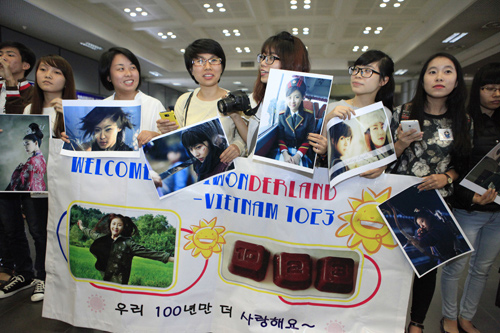 "Hoàng hậu" Ha Ji Won được fan vây kín sân bay Nội Bài - 8