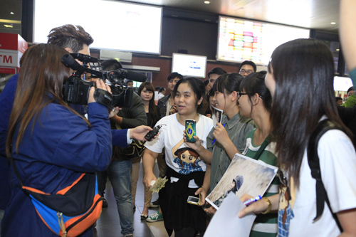 "Hoàng hậu" Ha Ji Won được fan vây kín sân bay Nội Bài - 9