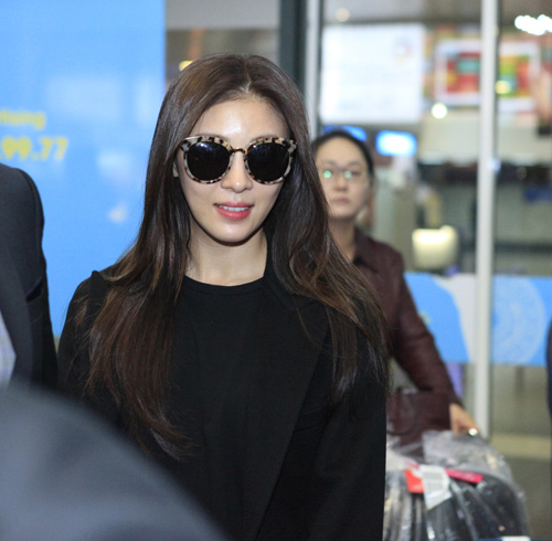 "Hoàng hậu" Ha Ji Won được fan vây kín sân bay Nội Bài - 1