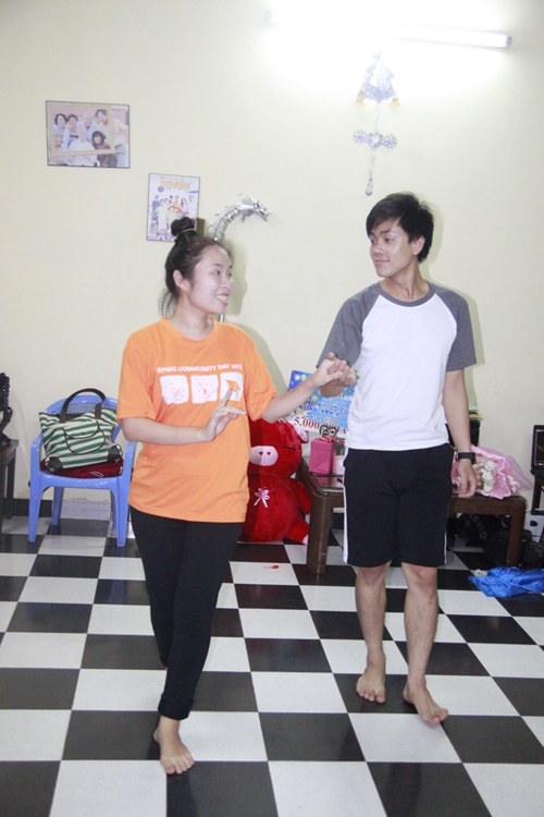 Gặp gỡ nhóm kịch chàng trai 9x giả gái xinh như mộng - 2