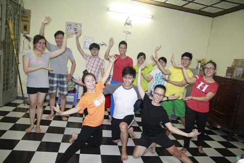 Gặp gỡ nhóm kịch chàng trai 9x giả gái xinh như mộng - 4