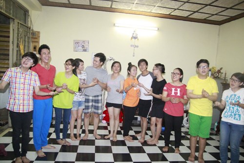 Gặp gỡ nhóm kịch chàng trai 9x giả gái xinh như mộng - 3