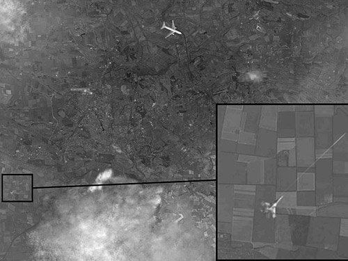 Nga công bố ảnh MH17 “bị chiến đấu cơ bắn rơi” - 1
