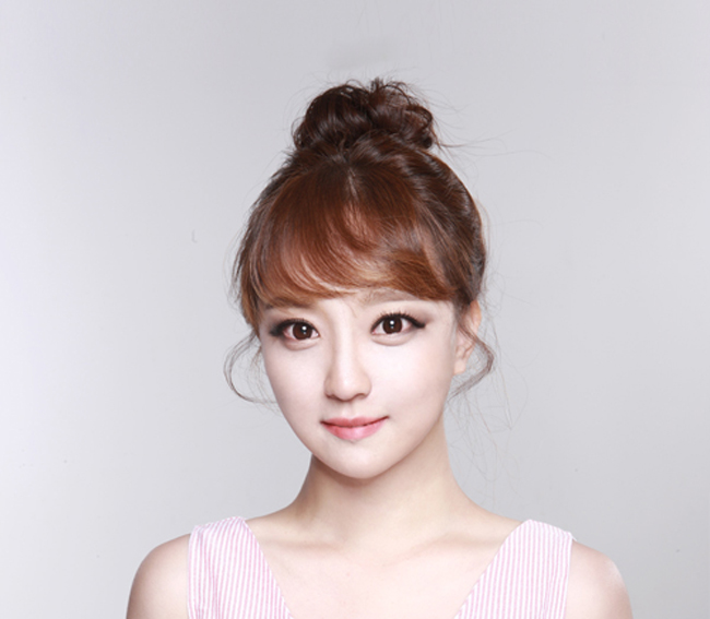 Khuôn mặt mỹ miều của cô khiến gia đình cô không thể nhận ra. Thậm chí con của Kim Jin còn khóc òa vì tưởng mẹ là người xa lạ.&nbsp;
