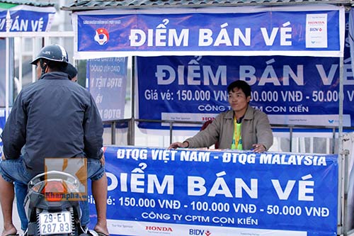 Cổ động viên chê vé xem ĐT Việt Nam đắt hơn U19 - 1