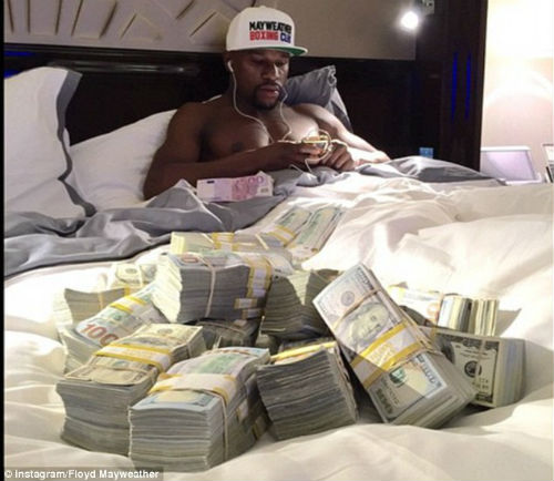 Mua xe bọc vàng tặng con, Mayweather lại khoe của - 2
