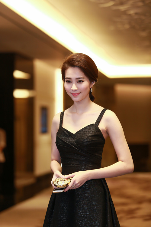 "Hoàng hậu Ki" diện đồ hiệu hàng tỉ đồng tại Việt Nam - 13