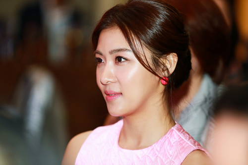 "Hoàng hậu Ki" diện đồ hiệu hàng tỉ đồng tại Việt Nam - 8