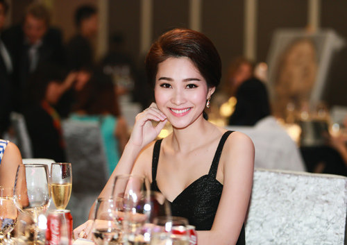 "Hoàng hậu Ki" diện đồ hiệu hàng tỉ đồng tại Việt Nam - 12