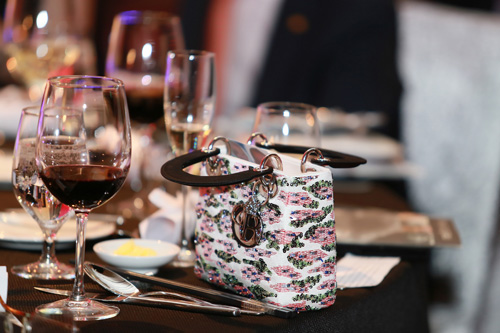 "Hoàng hậu Ki" diện đồ hiệu hàng tỉ đồng tại Việt Nam - 4