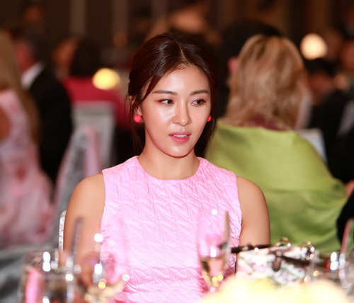 "Hoàng hậu Ki" diện đồ hiệu hàng tỉ đồng tại Việt Nam - 3