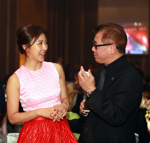 "Hoàng hậu Ki" diện đồ hiệu hàng tỉ đồng tại Việt Nam - 5