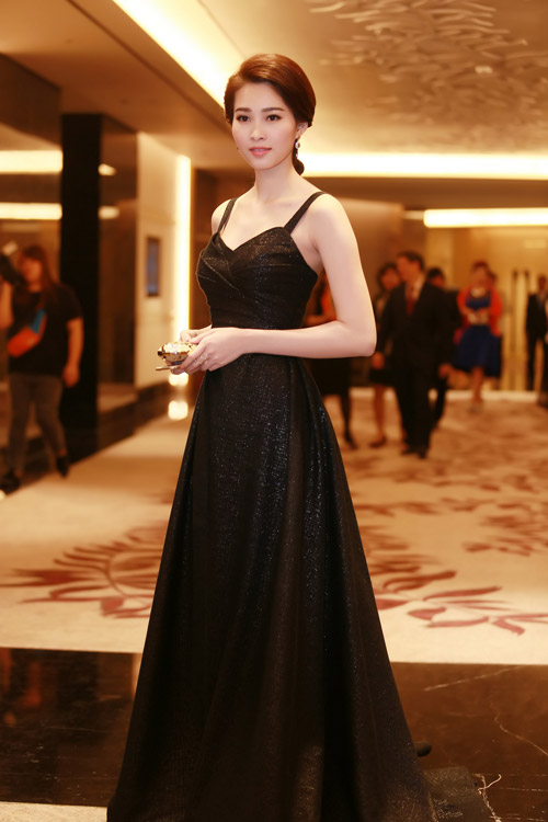 "Hoàng hậu Ki" diện đồ hiệu hàng tỉ đồng tại Việt Nam - 14