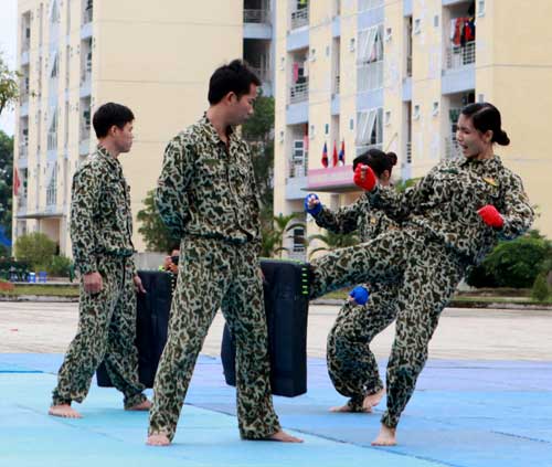 Những màn biểu diễn thót tim của đặc công Việt Nam - 11