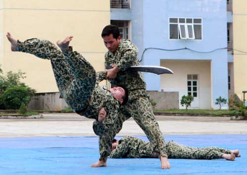 Những màn biểu diễn thót tim của đặc công Việt Nam - 8