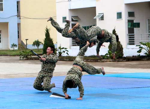 Những màn biểu diễn thót tim của đặc công Việt Nam - 9