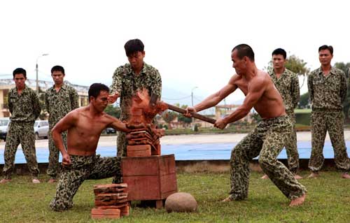 Những màn biểu diễn thót tim của đặc công Việt Nam - 7
