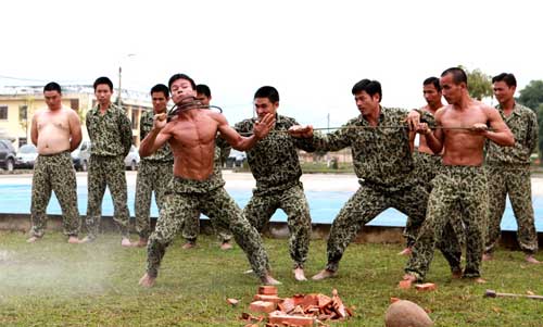 Những màn biểu diễn thót tim của đặc công Việt Nam - 3