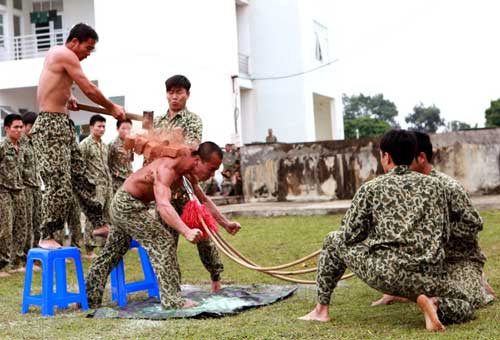 Những màn biểu diễn thót tim của đặc công Việt Nam - 2