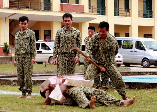 Những màn biểu diễn thót tim của đặc công Việt Nam - 4