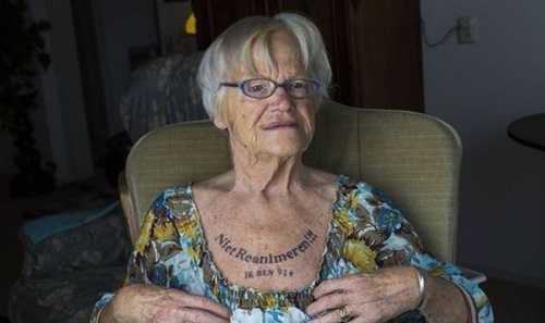 Cụ bà 91 tuổi xăm dòng chữ kỳ lạ trên ngực - 1