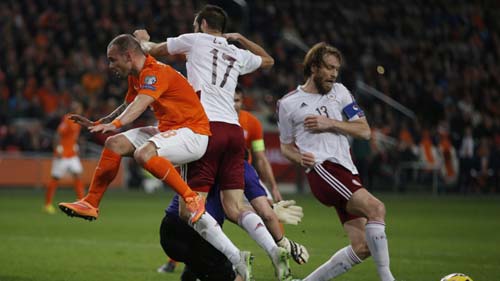Hà Lan – Latvia: Song tấu Persie - Robben - 1