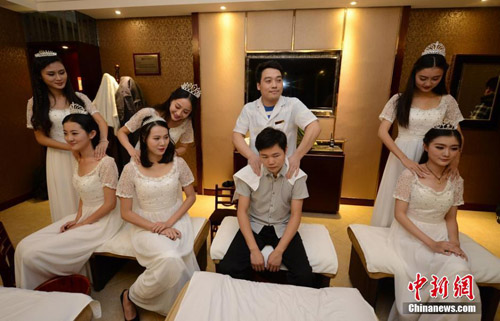 TQ: Thí sinh hoa hậu đội vương miện học mát-xa - 3