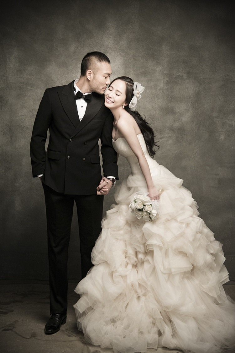 Sau những bộ ảnh cưới đẹp và lãng mạn thực hiện tại các vùng miền trong nước, Quỳnh Nga và Doãn Tuấn vừa tung ra bộ ảnh cưới được thực hiện tại Hàn Quốc.
