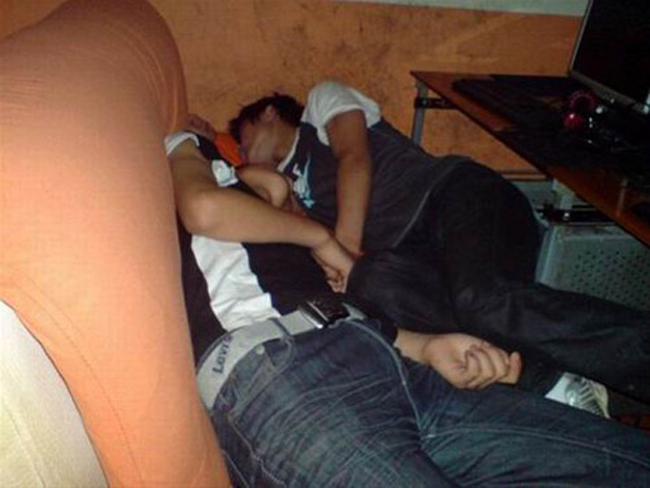 2 người ngủ chung trên một cái ghế
