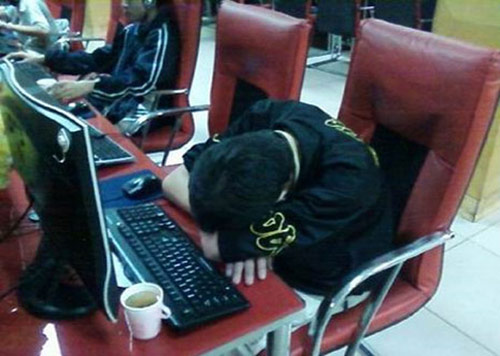 Muôn kiểu "ngất" trên... bàn phím! - 4