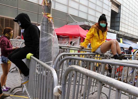Tòa án Hong Kong ra tay dẹp vật cản của biểu tình - 1