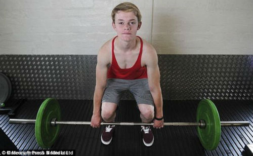 Cậu bé tập Gym gây sốt vì giống thủ môn tuyển Đức - 2