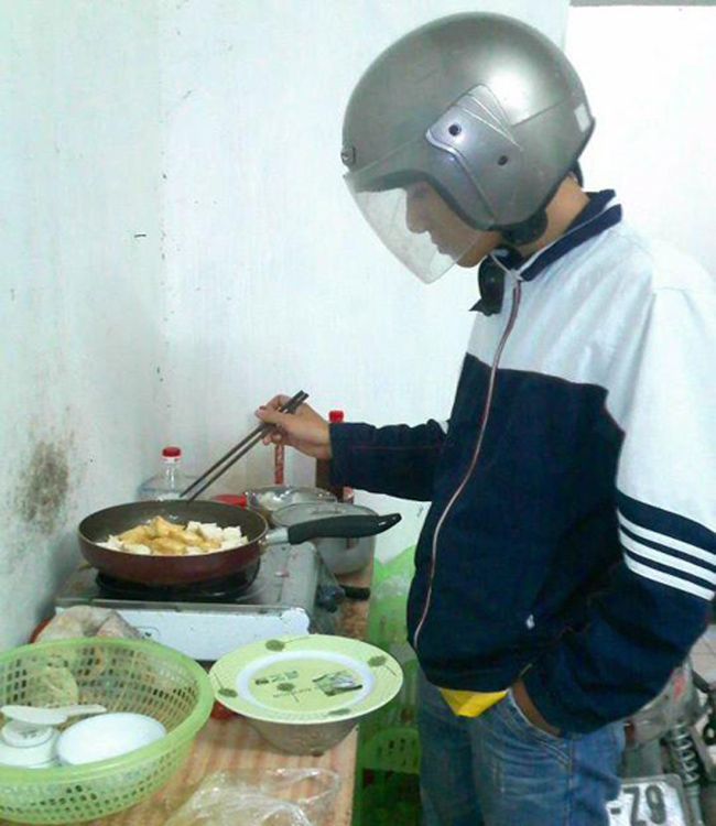 Vào bếp cũng phải đội mũ bảo hiểm mới an toàn
