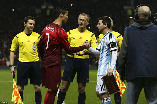 Bất ngờ với hình ảnh Ronaldo & Messi đầy thân thiện - 1
